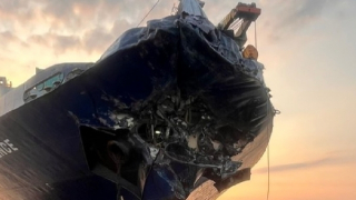 Hai tàu chở hàng trăm container hàng va chạm trên sông Lòng Tàu