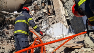 Đội cứu hộ Công an Việt Nam phối hợp cứu sống bé trai dưới đống đổ nát