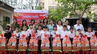 Phụ nữ Công an tỉnh Tây Ninh với nhiều hoạt động nhân văn, thắm tình quân dân