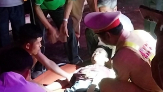 Xe tải tông trực diện xe khách trên cao tốc Cam Lộ - La Sơn, tài xế mắc kẹt trong cabin