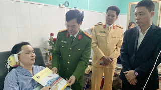 Thăm hỏi, động viên CBCS bị thương khi làm nhiệm vụ