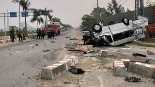 Ôtô Ford Transit 16 chỗ tông xe container, 8 người tử vong