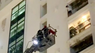 Cảnh sát ngăn chặn người đàn ông nước ngoài định nhảy từ tầng 8 chung cư