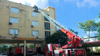 Căng thẳng cuộc giải cứu người đàn ông định nhảy từ tầng 8 chung cư