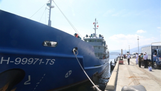 Đưa 5 ngư dân trên tàu cá lâm nạn ở Trường Sa về cảng Cam Ranh an toàn