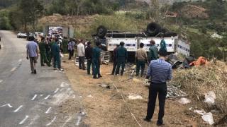 Lật xe chở hàng từ thiện trên đèo Văn Rơi, 3 người thương vong