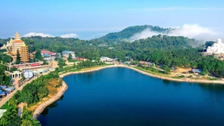 Bức tường lá đỏ Chùa Vạn Linh