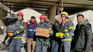 Thùng mì tôm "Made in Viet Nam" ấm tình người nơi xứ lạnh