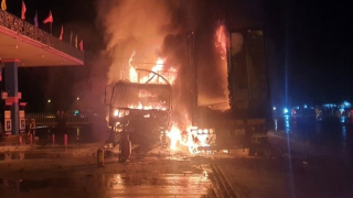 Ôtô tải và container bốc cháy dữ dội gần cây xăng lúc rạng sáng