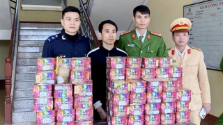 Dùng xe biển Lào vận chuyển 82 hộp pháo về Việt Nam