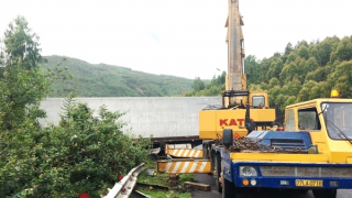 Xe đầu kéo chở mít tụt dốc chắn ngang Quốc lộ 1D