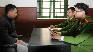 Giả vờ mua hàng rồi cướp giật tài sản