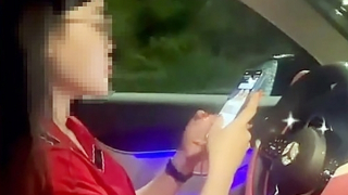 Tước GPLX nữ Tiktoker buông hai tay khỏi vô lăng để quay clip