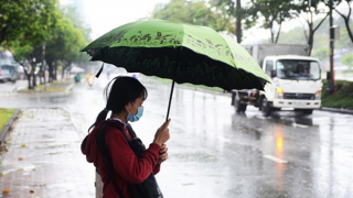 Miền Bắc nhiệt độ 'nhích' nhẹ, trời mưa rét; Nam Bộ nắng cả ngày