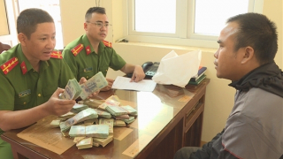 Tên trộm đột nhập nhà dân cạy két sắt lấy hơn nửa tỷ đồng