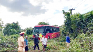 Xe lao xuống vệ đường, nhóm du khách người Đức đập cửa kính thoát hiểm