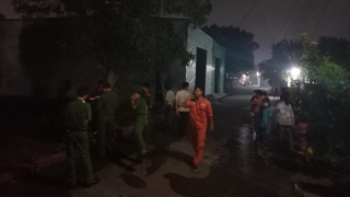 Đốt cỏ khô, lửa “liếm” gọn cả kho sơn