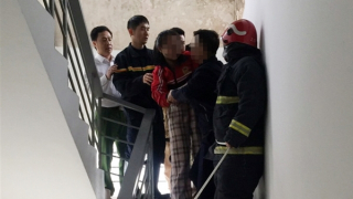 Cảnh sát cứu bé gái trèo ra ban công tầng 15 định tự tử