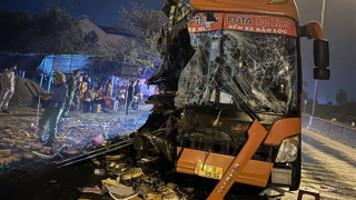 Ôtô khách tông xe tải đậu bên đường, 3 người tử vong