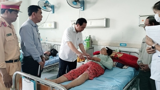 Thăm hỏi, hỗ trợ các nạn nhân vụ ôtô khách tông vào xe tải đỗ bên đường