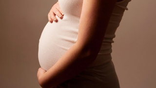 Xót xa cho những “bà mẹ tuổi teen”