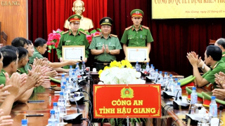 Khen thưởng CBCS kịp thời cứu nạn 2 người ngạt khí dưới bồn chứa xăng