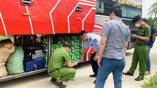 Ém gần 1000 chai bia Heineken nghi nhập lậu dưới “bụng” xe khách