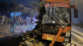 Tạm giữ hình sự tài xế xe khách tông đuôi xe tải khiến 3 người tử vong