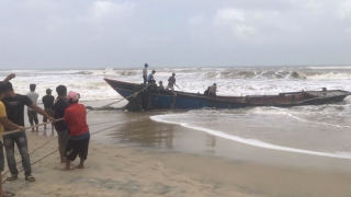 Trục vớt tàu cá chìm trên biển, vẫn chưa tìm thấy ngư dân mất tích