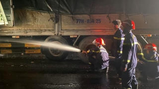 Cảnh sát “đánh bại” giặc lửa, bảo toàn hàng hoá trên 3 xe tải