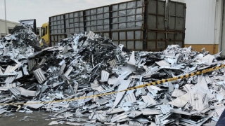 Lái cả xe tải chở trộm phế liệu tại nhà máy Vinfast