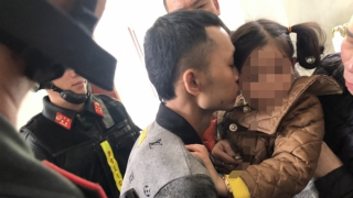 Đối tượng truy nã đặc biệt nguy hiểm buông vũ khí sau khi mẹ vợ và con gái thuyết phục