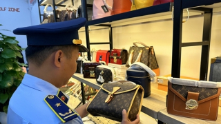 Trưng bày hàng giả nhãn hiệu Louis Vuitton, Chanel, Gucci… rồi hét giá "trên trời"