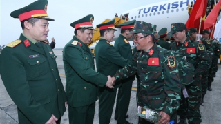 76 thành viên Đoàn cứu hộ, cứu nạn QĐND Việt Nam về nước an toàn