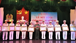 Khen thưởng các y, bác sỹ Bệnh viện 30-4 nhân Ngày Thầy thuốc