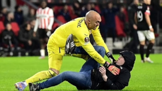 Thủ môn trổ tài võ thuật quật ngã cổ động viên