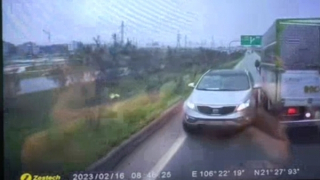 Nữ tài xế đi ngược chiều trên cao tốc bị phạt 17 triệu, tước bằng 6 tháng