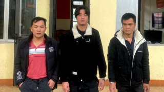 3 người nước ngoài đi chơi, thiếu tiền xài phá cửa xe trộm tài sản