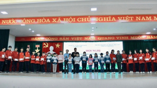 Trường Đại học Kỹ thuật-Hậu cần CAND tặng quà cho gia đình chính sách, học sinh nghèo học giỏi