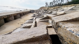 Sóng biển xâm thực, “nuốt” hàng trăm mét kè Tam Thanh
