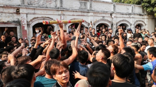 Tục truyền “giằng bông sinh quý tử”, trai làng náo nức tìm… vận hên