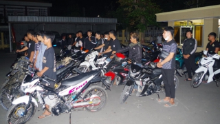 Đụng Công an, nhóm đua tháo chạy giấu xe máy dưới ruộng lúa