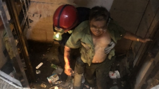 Giải cứu người đàn ông bị kẹt tay trong thang máy