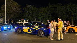 Cảnh sát chặn loạt siêu xe vi phạm giao thông trên cao tốc