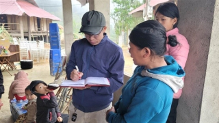 Bản nghèo “cõng điện” giá cao