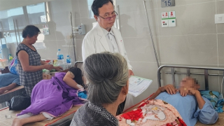 U70 suýt hoại tử “của quý” vì đeo nhẫn tìm cảm giác lạ