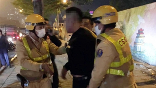 Tài xế lao thẳng ô tô vào CSGT để trốn kiểm tra nồng độ cồn