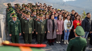 Thiêng liêng lễ chào cờ, báo công tại Cột cờ Lũng Cú