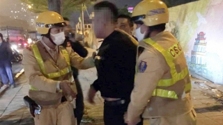 Tạm giữ tài xế hất CSGT lên nắp capo khi bị yêu cầu kiểm tra nồng độ cồn