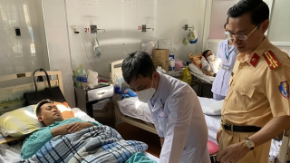 Thăm hỏi Đại úy Công an bị đối tượng say xỉn tông gãy chân